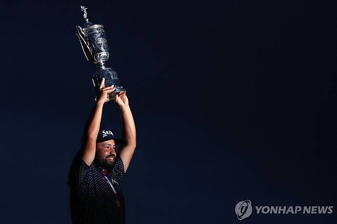 우승 트로피 든 스펀 [게티이미지/AFP=연합뉴스]