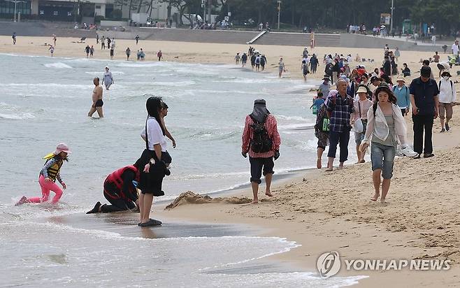 해운대해수욕장에서 물놀이 즐기는 관광객들 (부산=연합뉴스) 강선배 기자 = 전국적으로 무더운 날씨를 보인 9일 오후 부산 해운대해수욕장을 찾은 관광객들과 시민들이 더위를 식히고 있다. 2025.6.9 sbkang@yna.co.kr