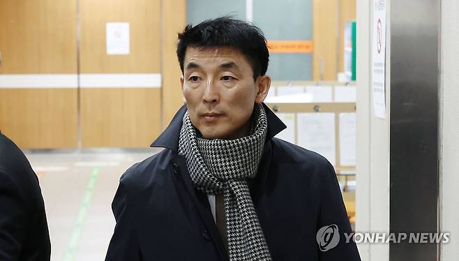 '내란 재판' 김용현·노상원 등 공판 시작 (서울=연합뉴스) 김인철 기자 = 12·3 비상계엄 사태에 가담한 혐의를 받는 군경 주요 인사들의 정식 재판이 시작된 17일 서울 서초구 서울중앙지방법원에서 김용현 전 국방부 장관의 변호인인 이하상 변호사가 내란죄 관련 첫 공판을 위해 법정으로 향하고 있다. 2025.3.17 yatoya@yna.co.kr