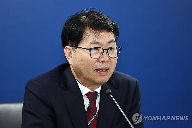 국정기획위원회 1차 전체회의, 발언하는 이한주 위원장 (서울=연합뉴스) 김도훈 기자 = 국정기획위원회 이한주 위원장이 16일 서울 종로구 정부서울청사 창성동 별관에서 열린 1차 전체 회의에서 발언하고 있다. 
    이재명 정부의 대통령직인수위원회 역할을 하는 국정기획위에서는 100대 국정과제를 정리하고 과제별로 추진 시점과 목표 등을 정해 '국정운영 5개년 계획'을 마련할 방침이다. 2025.6.16 [공동취재] superdoo82@yna.co.kr