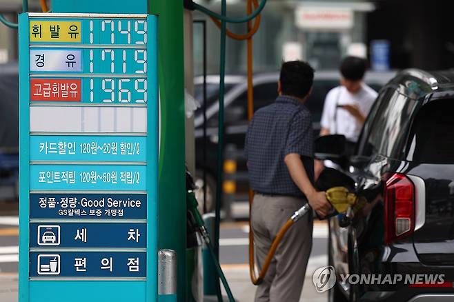 이스라엘·이란 갈등 심화에 에너지 수급 불안 확산 (서울=연합뉴스) 서대연 기자 = 이스라엘과 이란의 군사적 긴장이 고조되며 에너지 수급 우려가 커지고 있는 16일 서울 시내 한 주유소에 표시된 유가 정보.
     양국 갈등 심화로 우리나라가 중동 에너지를 수입하는 주요 항로인 호르무즈 해협이 봉쇄될 가능성도 점쳐지고 있다. 원유의 70% 이상, 액화천연가스(LNG)의 30% 이상을 중동에 의존하는 한국은 에너지 수급 불안과 물가 급등 등 경제·산업 전반에 직접적인 충격을 받을 수 있다는 전망이 나온다. 2025.6.16 dwise@yna.co.kr