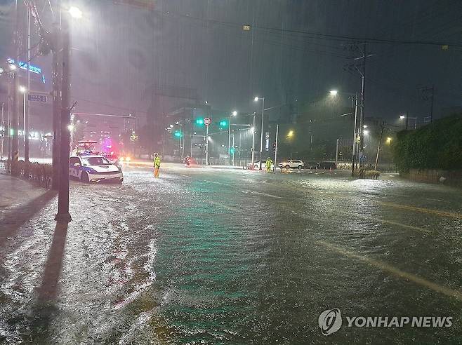 지난해 9월 침수된 부산 도로 [연합뉴스 자료사진. 재판매 및 DB금지]