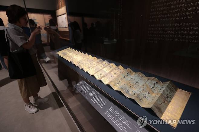 국립중앙박물관 '일본미술, 네 가지 시선' 전 개최 (서울=연합뉴스) 류효림 기자 = 16일 서울 용산구 국립중앙박물관에서 열린 한일 국교 정상화 60주년 특별전 '일본미술, 네 가지 시선' 전 언론공개회에서 참석자들이 전시물을 살펴보고 있다. 2025.6.16 ryousanta@yna.co.kr