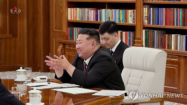 김정은, 쇼이구 러 안전이사회 서기장 접견 (서울=연합뉴스) 김정은 북한 국무위원장이 지난 4일 당 중앙위원회 본부청사에서 푸틴 러시아 대통령의 위임을 받아 방북한 세르게이 쇼이구 러시아 안전이사회 서기장을 접견했다고 조선중앙TV가 5일 보도했다. [조선중앙TV화면] 2025.6.5 
    [국내에서만 사용가능. 재배포 금지. For Use Only in the Republic of Korea. No Redistribution] nkphoto@yna.co.kr