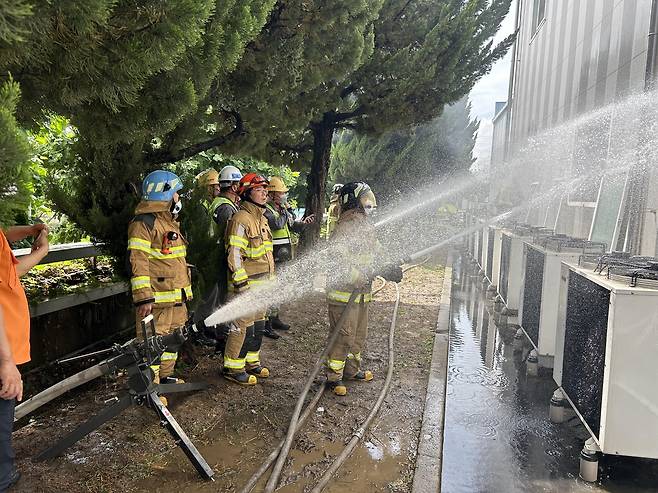 진화 중인 소방관 [경북소방본부 제공. 재판매 및 DB 금지]