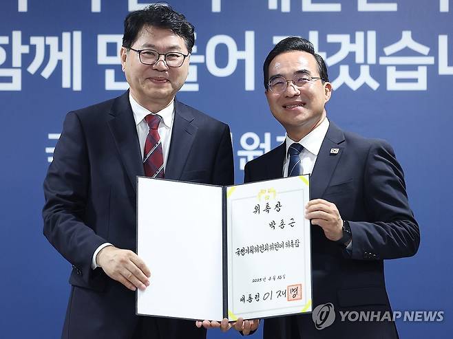 국정기획위 오늘 출범, 기획분과장에 박홍근 의원 (서울=연합뉴스) 김도훈 기자 = 국정기획위원회 이한주 위원장(왼쪽)이 16일 서울 종로구 정부서울청사 창성동 별관에서 열린 출범식에서 기획분과장을 맡은 더불어민주당 박홍근 의원에게 위촉장을 수여한 뒤 기념촬영을 하고 있다. 
    이재명 정부의 대통령직인수위원회 역할을 하는 국정기획위에서는 100대 국정과제를 정리하고 과제별로 추진 시점과 목표 등을 정해 '국정운영 5개년 계획'을 마련할 방침이다. 2025.6.16 superdoo82@yna.co.kr