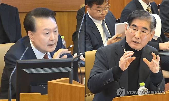 윤 대통령, 김용현 전 국방장관에게 직접 증인신문 (서울=연합뉴스) 윤석열 대통령이 23일 서울 종로구 헌법재판소에서 열린 본인의 탄핵심판 4차변론에서 증인으로 출석한 김용현 전 국방부 장관에게 직접 증인신문을 하자(사진 왼쪽), 김 전 장관이 답변하고 있다.  2025.1.23 [헌법재판소 제공. 재판매 및 DB 금지] photo@yna.co.kr