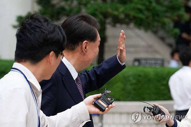 지지자들에게 인사하는 윤석열 전 대통령 (서울=연합뉴스) 윤석열 전 대통령이 16일 서울 서초구 서울중앙지방법원에서 열린 내란 우두머리 혐의·직권남용 권리행사 방해 혐의 사건 7차 공판을 마치고 법원을 나서며 지지자들을 향해 인사하고 있다. 2025.6.16 [사진공동취재단] photo@yna.co.kr