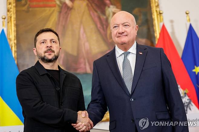 오스트리아 방문한 젤렌스키 대통령 (빈 로이터=연합뉴스) 볼로디미르 젤렌스키 우크라이나 대통령이 16일(현지시간) 오스트리아 수도 빈을 방문해 크리스티안 슈토커 오스트리아 총리와 악수하고 있다. 2025.06.16 photo@yna.co.kr