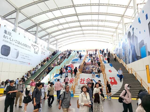 오사카 유메시마역에서 엑스포 회장으로 연결되는 통로. 원활한 교통으로 관람객 정체현상을 줄였다. 사진=김윤정 기자