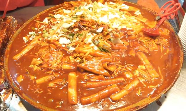 무즙으로 맛을 낸 '이가네떡볶이'. MBC '나혼자산다' 캡처