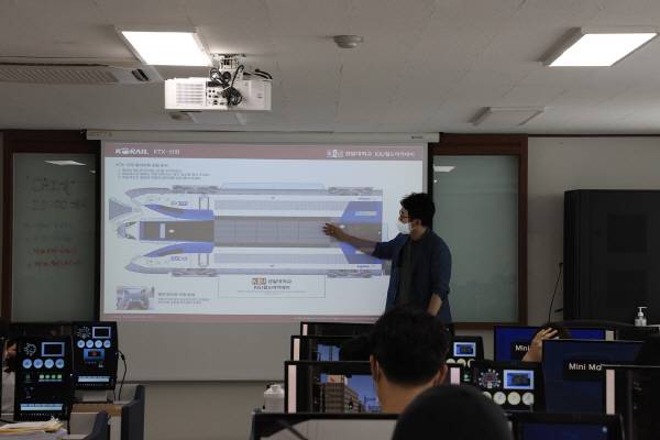 KIU철도아카데미 CAI(컴퓨터지원교육시스템) 강의실에서 전동차 운전실습과 함께 KTX-산천 동력차의 외형을 살펴보고 있다. 경일대.