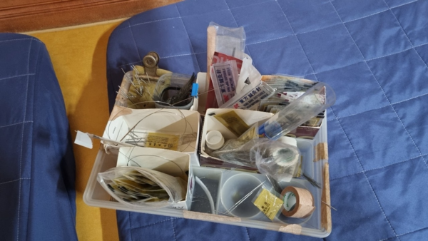 의료법 위반 혐의를 받는 70대 A씨가 사용한 침과 반창고. 사진 제공=제주자치경찰단