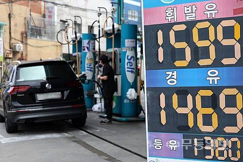 정부가 오는 30일 종료 예정이었던 유류세 인하 조치를 2개월 더 연장하기로 한 지난 16일 서울 시내 한 주유소에 유가 정보가 표시되어 있다.현재 적용 중인 휘발유 인하율은 10%, 경유 및 액화석유가스(LPG)부탄 인하율은 15%다. 뉴시스