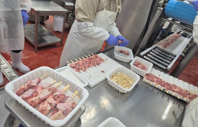 닭꼬치 작업 중인 코리아더커드 남원 공장/사진=김아름 기자 armijjang@
