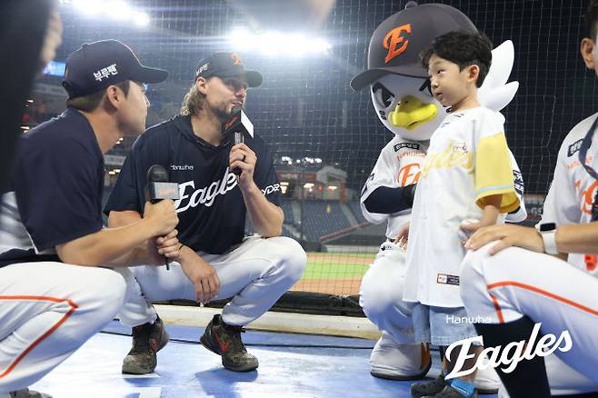 승리투수가 된 뒤 응원단상 위에서 어린이 팬과 인터뷰를 하는 한화이글스 라이언 와이스. 사진=한화이글스