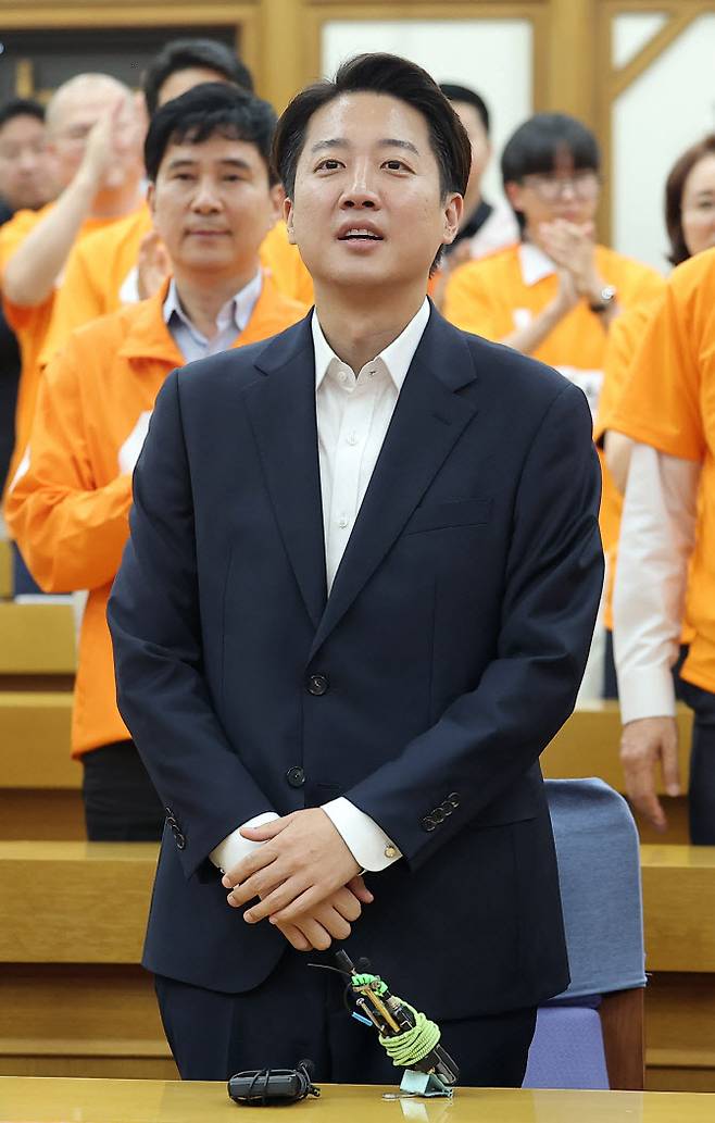 이준석 개혁신당 의원이 지난 3일 방송 3사 출구조사 발표를 확인한 뒤 서울 국회 여의도 의원회관에 마련된 당 개표상황실에 도착해 소감을 밝히고 있다. (사진=연합뉴스)