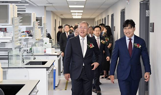정의선 현대차그룹 회장(사진 왼쪽)과 김재호 고려중앙학원 이사장(사진 오른쪽) 등 참석자들이 정몽구 미래의학관의 백신 개발 연구 시설을 둘러보고 있는 모습 (사진=현대차그룹)