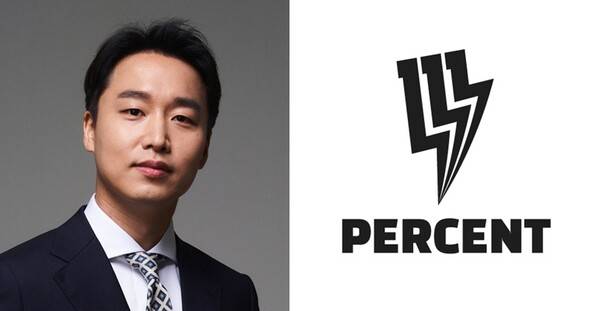 김강안 111퍼센트 대표와 &nbsp;"한 사람이 하루에 적어도 한 번은 이용하는 게임을 만들자"뜻의 회사 로고. 사진=111퍼센트