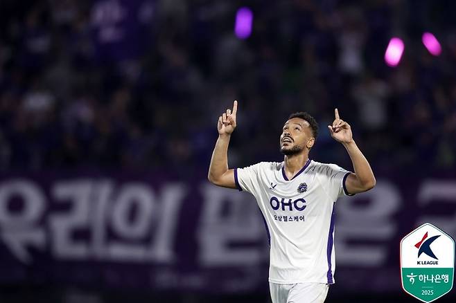 14일 수원종합운동장에서 열린 수원FC와 경기에서 골을 넣은 뒤 세레머니하는 FC안양 모따