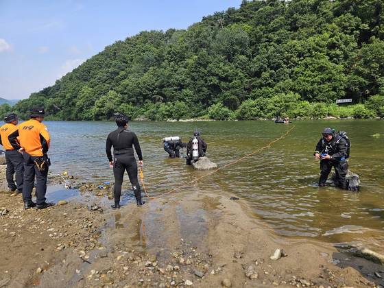 소방 당국이 강원 홍천강에서 실종된 중학생을 찾기 위해 수색 작업을 벌이는 모습〈사진=홍천소방서 제공〉