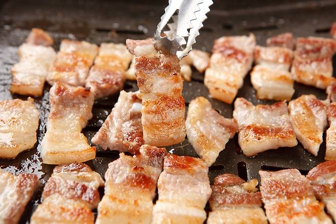 베란다에서 고기 굽는 행위는 자유지만, 불법행위로 인정되면 피해를 본 이웃은 법적 조치를 취할 수 있다. [사진=게티이미지뱅크]