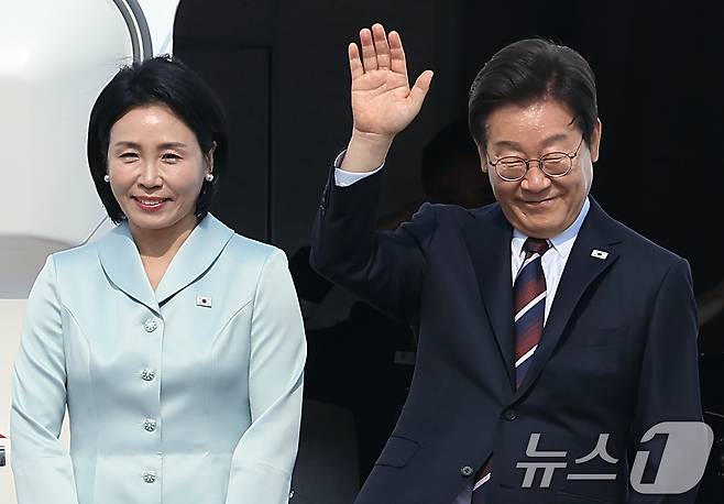 이재명 대통령과 부인 김혜경 여사가 캐나다에서 열리는 주요7개국(G7) 정상회의 참석을 위해 16일 오후 경기도 성남 서울공항을 통해 출국하고 있다. 역대 대통령 가운데 가장 빠른 취임 12일 만의 첫 해외 방문에 나서는 이 대통령은 의장국인 캐나다의 공식 초청에 따라 옵서버(참관국) 자격으로 G7 확대회의에 참석한다. 2025.6.16/뉴스1 ⓒ News1 박정호 기자