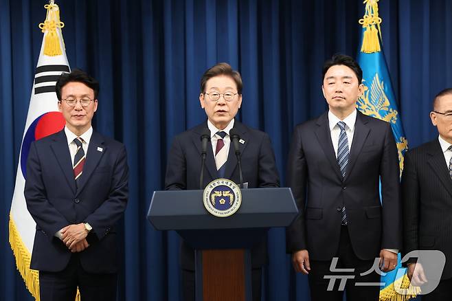 이재명 대통령이 4일 서울 용산구 대통령실 청사 브리핑룸에서 국무총리와 국정원장, 대통령 비서실장 등 인선발표를 하고 있다. 2025.6.4/뉴스1 ⓒ News1 허경 기자
