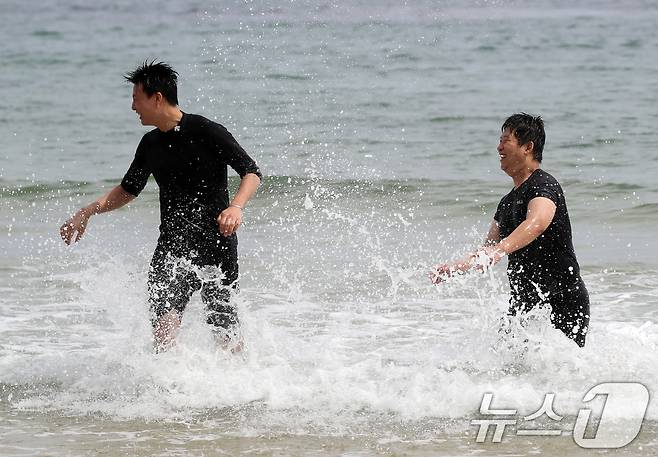 전국적으로 초여름 날씨를 보인 9일 오후 부산 해운대해수욕장을 찾은 관광객들이 물놀이를 하며 더위를 식히고 있다. 2025.6.9/뉴스1 ⓒ News1 윤일지 기자