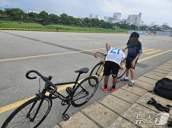 지난 16일 충북 청주시 무심천 체육공원에서 초등학생들이 픽시 자전거를 타고있다.2025.6.16/뉴스1 이재규 기자