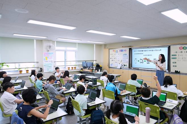지난 12일 진행된 ‘WWF-P&G 탄소중립 및 전과정 평가 교육’에서 담당 선생님이 학생들에게 ‘전과정 평가’를 교육하고 있다. (한국P&G제공)
