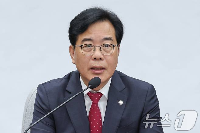 송언석 국민의힘 신임 원내대표가 17일 오전 서울 여의도 국회에서 열린 원내대책회의에 참석해 모두 발언하고 있다. 2025.6.17/뉴스1 ⓒ News1 안은나 기자