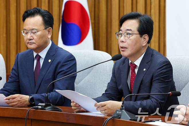 송언석 국민의힘 신임 원내대표가 17일 오전 서울 여의도 국회에서 열린 원내대책회의에 참석해 모두 발언하고 있다. 2025.6.17/뉴스1 ⓒ News1 안은나 기자