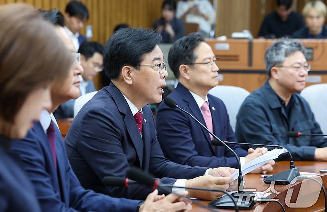 송언석 국민의힘 신임 원내대표가 17일 오전 서울 여의도 국회에서 열린 원내대책회의에 참석해 모두 발언하고 있다. 2025.6.17/뉴스1 ⓒ News1 안은나 기자