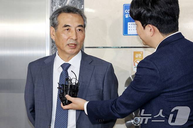 윤석열 전 대통령의 부인 김건희 여사 의혹 관련 사건을 맡은 민중기 특별검사가 17일 오전 서울 서초구 사무실에서 취재진의 질문에 답변하고 있다. 2025.6.17/뉴스1 ⓒ News1 민경석 기자