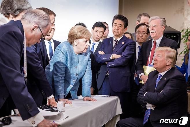 앙겔라 메르켈 독일 총리가 9일(현지시간) 캐나다 퀘벡 주 샤를부아에서 열린 G7 정상회의에서 도널드 트럼프 미국 대통령에게 얘기하고 있다.  2018.6.9ⓒ AFP=뉴스1