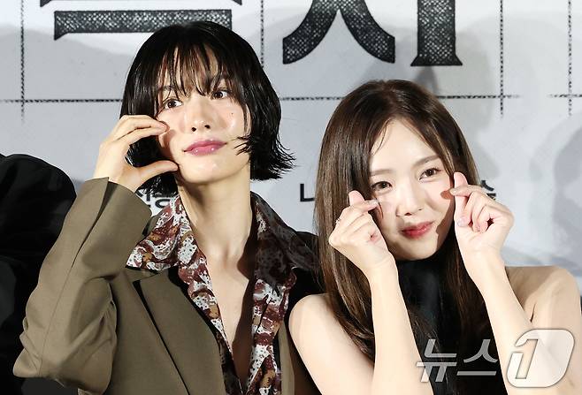 배우 채수빈과 나나(오른쪽)나 17일 서울 광진구 롯데시네마 건대입구에서 열린 영화 '전지적 독자 시점‘(감독 김병우) 제작보고회에 참석해 포즈를 취하고 있다. '전지적 독자 시점'은 10년 이상 연재된 소설이 완결된 날 소설 속 세계가 현실이 되어 버리고, 유일한 독자였던 ‘김독자’가 소설의 주인공 ‘유중혁’ 그리고 동료들과 함께 멸망한 세계에서 살아남기 위한 판타지 액션 영화다. 2025.6.17/뉴스1 ⓒ News1 권현진 기자