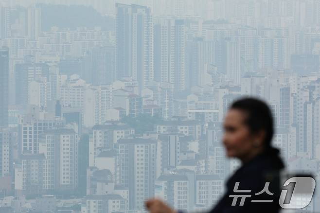 서울 집값이 급등하자 금융당국이 전 은행 가계대출 담당자를 긴급 소집해 대출 조이기에 나선다. 사진은 이날 서울 남산에서 바라본 서울 아파트 단지의 모습. 2025.6.16/뉴스1 ⓒ News1 신웅수 기자