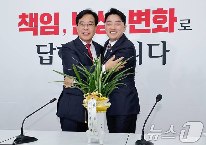 송언석 국민의힘 원내대표가 17일 서울 여의도 국회에서 강훈식 대통령 비서실장을 접견하며 포옹하고 있다. 2025.6.17/뉴스1 ⓒ News1 안은나 기자