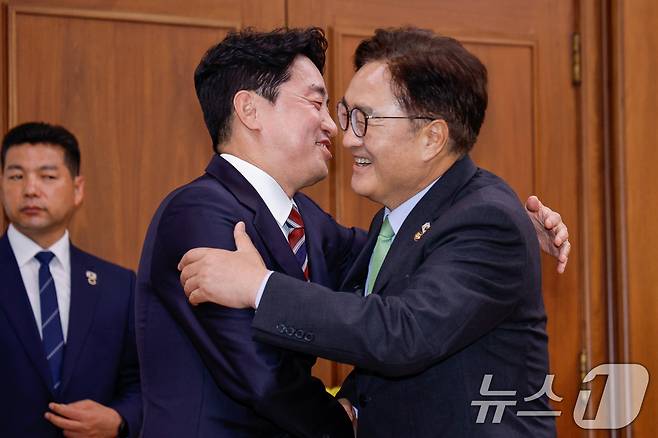 우원식 국회의장(오른쪽)이 17일 서울 여의도 국회에서 강훈식 대통령 비서실장을 접견하며 포옹하고 있다. 2025.6.17/뉴스1 ⓒ News1 안은나 기자