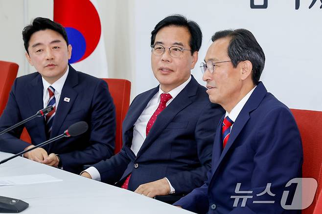 송언석 국민의힘 원내대표(가운데)가 17일 서울 여의도 국회에서 강훈식 대통령 비서실장(왼쪽), 우상호 정무수석을 접견하고 있다. 2025.6.17/뉴스1 ⓒ News1 안은나 기자