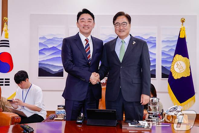 우원식 국회의장(오른쪽)이 17일 서울 여의도 국회에서 강훈식 대통령 비서실장을 접견하며 악수하고 있다. 2025.6.17/뉴스1 ⓒ News1 안은나 기자