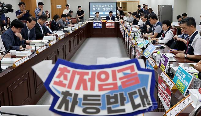 17일 세종시 정부세종청사에서 열린 최저임금위원회 제5차 전원회의에 참석한 근로자위원이 '최저임금 차등반대' 머리띠를 착용하고 모두발언을 듣고 있다 2025.6.17/뉴스1 ⓒ News1 김기남 기자