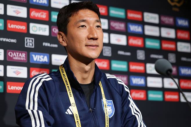 정우영은 마멜로디와 2025 국제축구연맹(FIFA) 클럽월드컵 조별리그 F조 1차전 하루 앞둔 17일(한국시간) 미국 플로리다주 올랜도의 인터엔코 스타디움에서 진행된 믹스트존 인터뷰에서 질문에 답하고 있다. 사진 | 울산HD