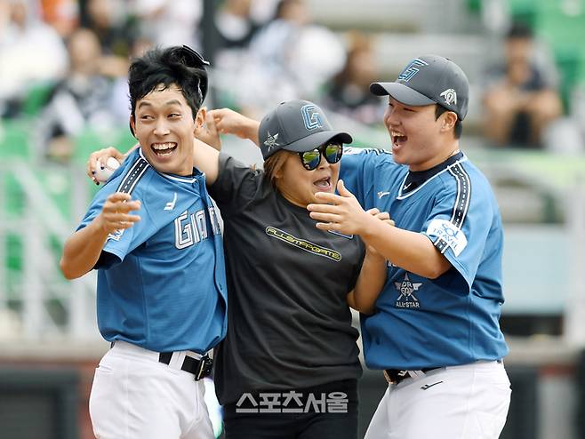 롯데 황성빈(왼쪽)과 정보근(오른쪽)이 6일 인천SSG랜더스필드에서 진행된 2024 KBO리그 올스타전에 앞서 진행된 썸머레이스에 우승을 차지한 뒤 함께 한 팬과 함께 기뻐하고 있다. 문학 | 박진업 기자 upandup@sportsseoul.com