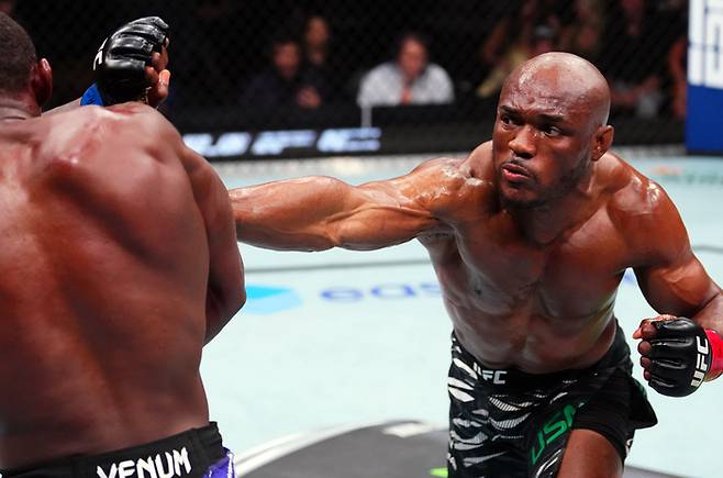 우스만이 버클리를 펀치로 공격하고 있다. 사진  | UFC