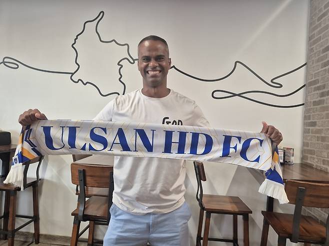 과거 울산HD에서 뛴 브라질 출신 주니오가 17일(한국시간) 미국 플로리다주 올랜도에서 스포츠서울을 비롯해 국내 취재진과 만나 인터뷰한 뒤 클럽월드컵 참가한 울산의 머플러를 들어올리고 있다. 사진 | 울산HD