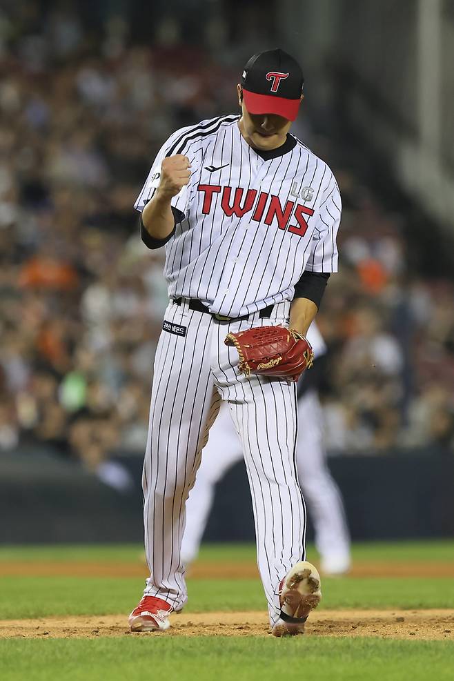 LG 이정용이 1일 잠실 한화전에서 상대 타자를 삼진으로 잡은 후 환호하고 있다. 사진 | LG 트윈스