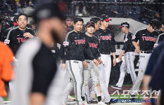 15일 대전 한화생명볼파크에서 열린 한화와 LG의 경기. 한화가 LG에 승리하며 리그 1위를 탈환했다. 경기 종료 후 그라운드를 나서는 LG 선수들. 대전=송정헌 기자songs@sportschosun.com/2025.06.15/