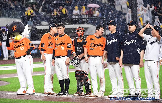 15일 대전 한화생명볼파크에서 열린 한화와 LG의 경기. 한화가 LG에 승리하며 리그 1위를 탈환했다. 경기 종료 후 승리의 기쁨을 나누고 있는 한화 선수들. 대전=송정헌 기자songs@sportschosun.com/2025.06.15/